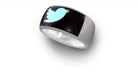 Twitter og Facebook er alltid tilgjenelige med SmartRing på fingeren.