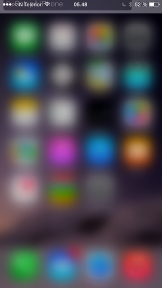 Å trekke menyen nedover for å søke har vært med i iOS lenge. Effekten som skyver menyen i bakgrunnen er derimot ny.