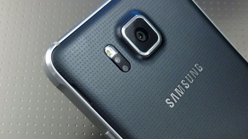 Galaxy Alpha har kamera og pulssensor.