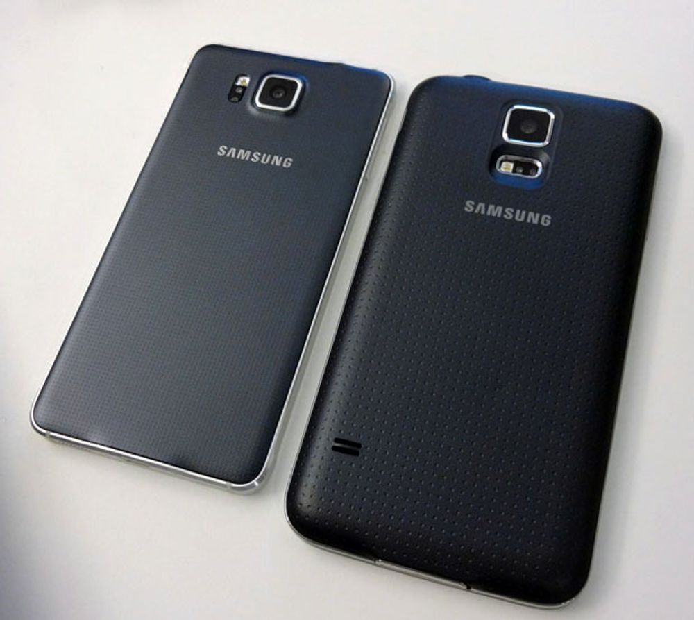 Ved siden av Samsung Galaxy S5.