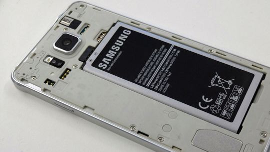 bakdekselet kan tas av. Det avslører at telefonen ikke er vannsikret slik Galaxy S5 er.