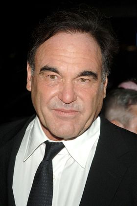 Den kontroversielle regissøren Oliver Stone skal lage filmen om Snowden.