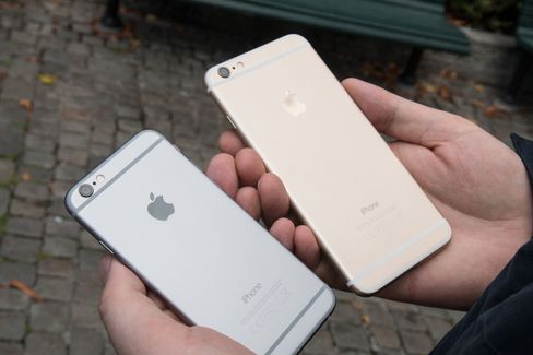 iPhone 6 Plus er vesentlig større enn den vanlige iPhone 6-utgaven.