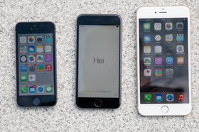 Ved lanseringen i fjor var det flere som mente at gigantiske iPhone 6 Plus (til høyre) ville spise av iPad-salget.