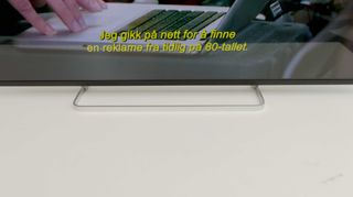 Foten er minimalistisk, i tråd med hva som er trendy om dagen.