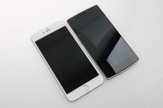 iPhone 6 Plus er en del større enn OnePlus One.