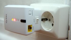 På den ene siden finner du en Ethernet-kontakt, en bryter for å veksle mellom aksesspunkt- eller repeater-modus, samt en av- og på-bryter. .