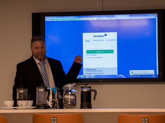 Steinar Birkeland i Nordea demonstrerer den nye Java-frie bank-innloggingen.