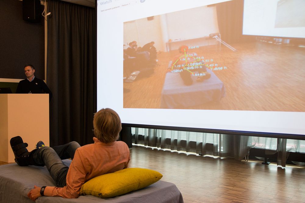 Gårsmoen ligger på «sykesengen», og ruller ut av sengen. Øyeblikkelig registrerer Kinect-sensoren dette, og sender ut et varsel om at en pasient på rom 1 har falt ut av senga.
