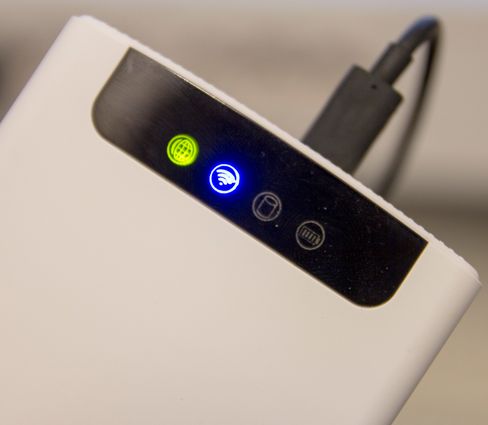 Panelet på toppen har en rekke ikoner. Her får du se om harddisken er tilkoblet internett, om det trådløse nettet er aktivt, og om harddisken spinner. I tillegg opplyser den om batteristatus.