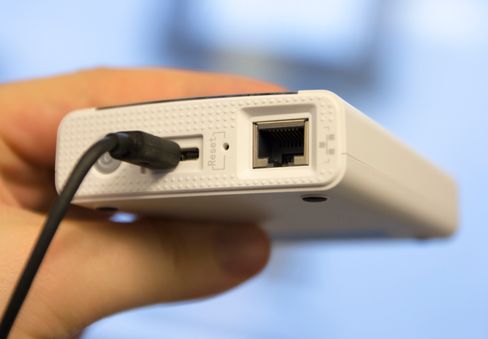 På baksiden har disken to kontakter og en av/på-knapp. Kontaktene lar deg koble til kablet nett, eller USB 3.0 og Micro-USB-plugger.