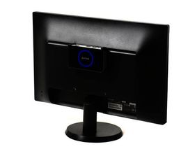 Litt mørkt bilde, men her er Zotac Zbox PI320 pico festet på baksiden av en skjerm.