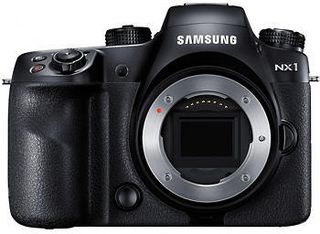 Samsung NX1 uten objektiv: ikke spesielt liten, men dertil kraftig.