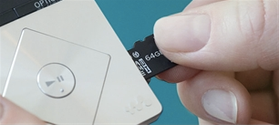Det er mulig å utvide plassen med minnekort opptil 128 GB.