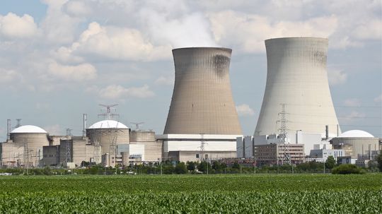 Selv om vanlige fisjonbaserte atomkraftverk bare slipper ut vanndamp, og stort sett er svært trygge, er det mange som er skeptiske til dem – for hvis det først går galt med et slikt, kan det gå fryktelig galt. Med fusjon slipper man den risikoen, men fusjonsreaktorer er enn så lenge bare en teoretisk mulighet.