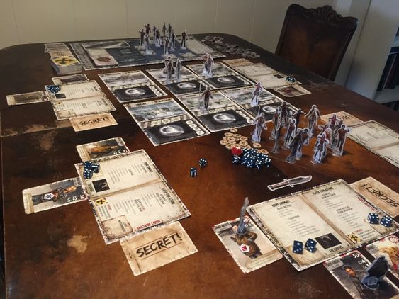 Det er mange elementer på bordet under en omgang Dead of Winter, spillet er likevel lett å få oversikt over.