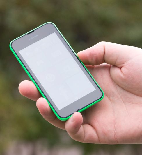 Omtrent så leselig er skjermen på Lumia 530 utendørs. Baklyset er det svakeste vi har sett på en god stund.