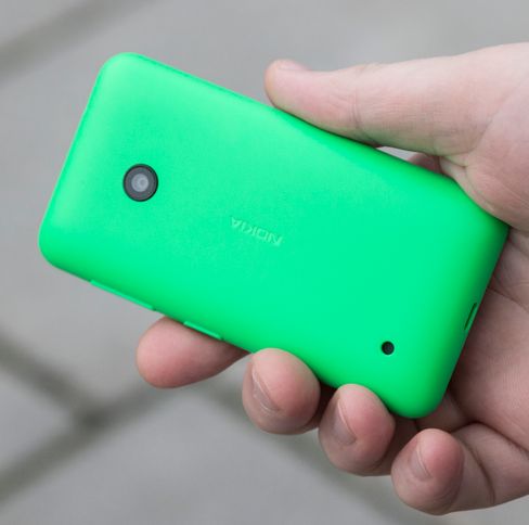 Bakdekselet er laget i tykk «leketøysplast». Den virker solid nok, men gir ikke det samme kvalitetsinntrykket som andre Lumia-modeller.