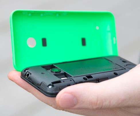 Det er mulig å ta av dekselet. Under har telefonen et utskiftbart batteri, SIM-kortskuff og plass for minnekort.