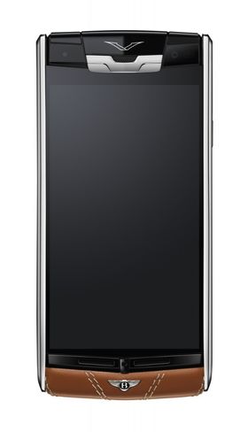 Vertu for Bentley, sett forfra. Skjermen er dekket med «uknuselig» safirglass.