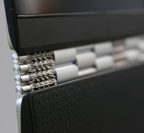 Hver av de seks skjermhengslene består av over 800 aluminium- og ståldeler.