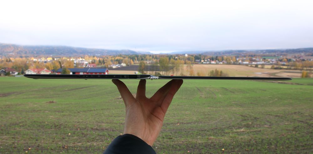 Lenovos Yoga 3 Pro er så tynn at det er vanskelig å fokusere når vi skal ta bilde av den.