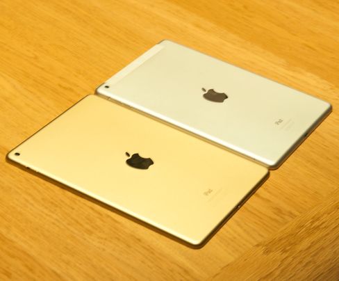 Forrige og siste generasjon iPad Air ved siden av hverandre. iPad Air 2 for anledningen i gullfarget variant.