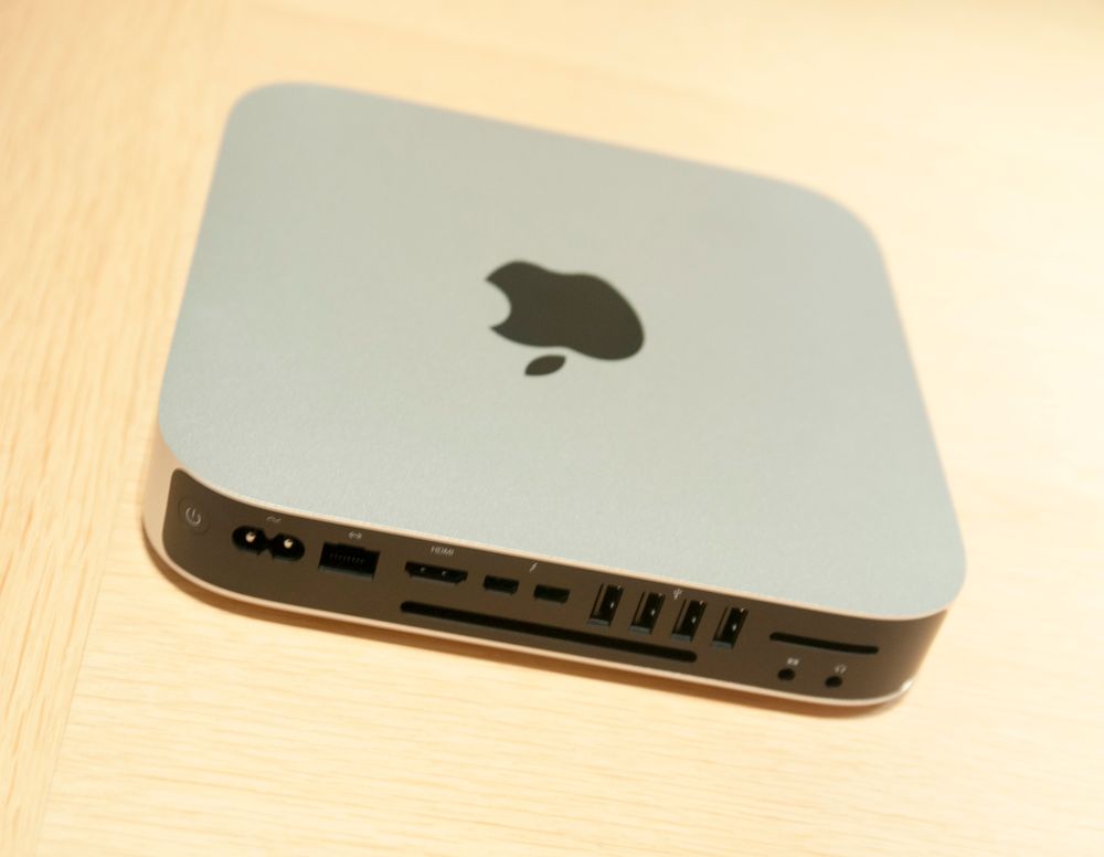Mac Mini er ren i designen på forsiden og langs sidene, men baksiden er stappfull av tilkoblinger.