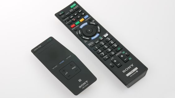 Det følger med to fjernkontroller. Modellen til venstre er smartkontrollen til Sony .