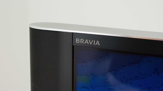 Rammen består av brorparten metall. Vi liker godt den tykke, lyse aluminiumsplaten som markerer topp og bunn på TV-en.