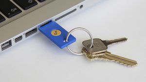 Security-Key-by-Yubico-in-USB-Port-on-Ke