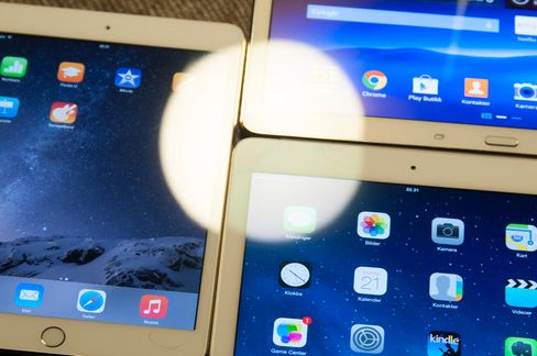 Det er betydelig mindre refleks i iPad Air 2-skjermen enn i andre nettbrett. Til venstre ser du iPad Mini 3, øverst til høyre er Samsung Galaxy Tab S, og nede til høyre er iPad Air 2.