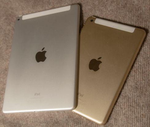 iPad Air 2 til venstre, og iPad Mini 3 til høyre. Begge fås i fargene sølv, «Space Grey» og gull.