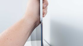 De nye «Art Slim»-TV-ene blir omtrent like tynne som iPhone 6 Plus og LGs OLED-TV 55EC930V, som her sammenlignes.