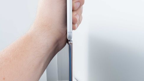 Bilder lyver litt, for iPhone 6 Plus og EC930V er omtrent like tykke.