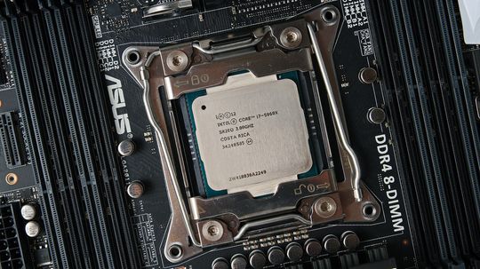 Intels toppmodell Core i7 5960X kan med sine åtte fysiske prosessorkjerner og HT-teknologi håndtere 16 samtidige oppgaver.