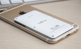 I forhold til en iPhone 6 er ikke Talkase så stor.
