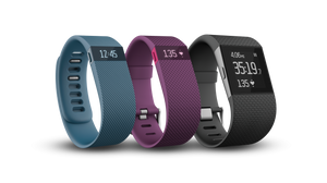 Tre av Fitbits aktivitetsarmbånd, Charge, Charge HR og Surge.