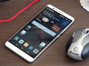 Huawei Ascend Mate 7 vinner testen, men så har den også ett enormt batteri.