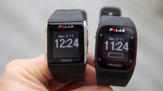 Polar M400 (til høyre) har mange likheter med Polar V800, men produsenten har lagt mer vekt på funksjoner "for folk flest". Som at den konstant viser hvor aktiv du har vært i løpet av dagen, og varsler deg når du er inaktiv for lenge.