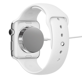 MÅ LADES HVER NATT: Batteriet i Apple Watch holder ifølge Apple ikke mer enn en dag, og må lades om natten. Utfordringer med batterikapasiteten skal være hovedårsaken til at Apple Watch ikke kommer på markedet før våren 2015.