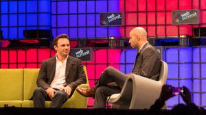 Toppsjefen i Oculus Rift, Brendan Iribe (til venstre) på scenen sammen med Jessi Hempel i Wired.
