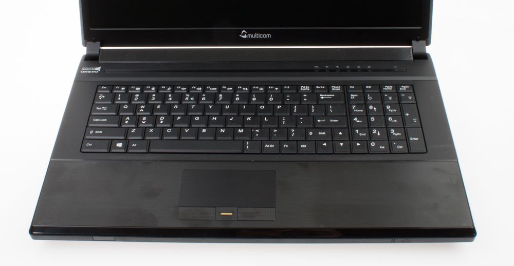 Tastaturet og pekeplaten er OK.Metallplaten ved håndleddene gir god støtte, men trekker til seg fettflekker.