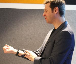 Steve Teixeira bruker selv et Microsoft-armbånd som samler store mengder data og sender det til skyen via mobiltelefonen han bærer.