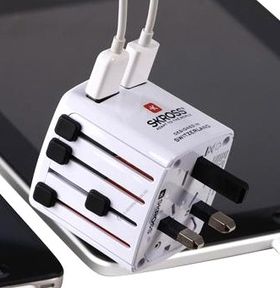 Adapter – ikke glem det på reisen! Da får du ikke ladet noe hvor enn mange ladekabler du har med deg.