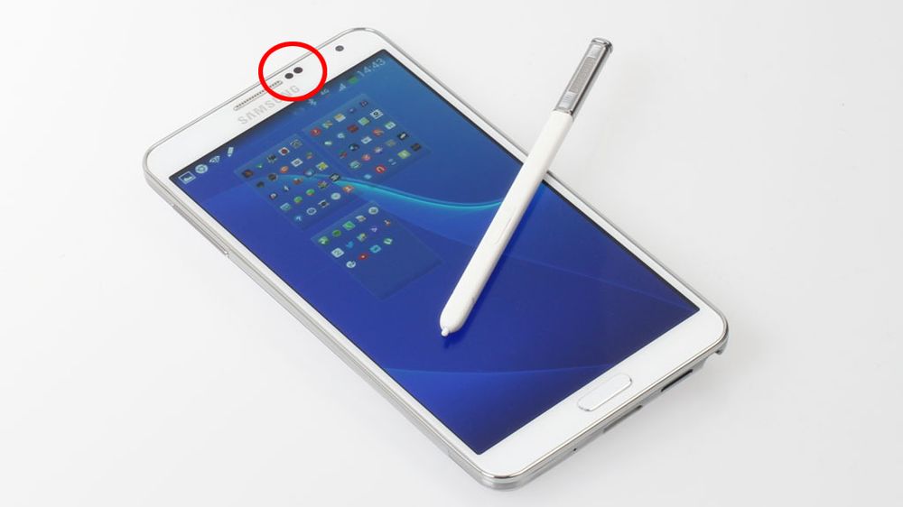 Fra midten av prisstigen har de fleste telefoner tre mørke felt på toppen. Fra venstre på Samsung Galaxy Note 3 ser du nærsensor, lyssensor og frontkamera.