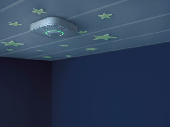Røykvarsleren fra nest oppdager bevegelser, og lyser vei for deg i mørket.