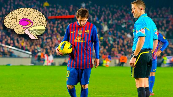 Ytre stratium aktiveres når Barcelona-spiller Lionel Messi skal ta straffespark.