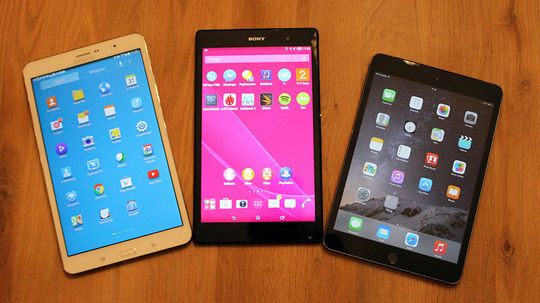Sony Xperia Z3 Tablet Compact slår ikke sine argeste konkurrenter på alle områder, men er det eneste av disse tre som er vanntett. (Samsung Galaxy Tab S 8.4, Sony Xperia Z3 Tablet Compact, og Apple iPad Mini 2) .