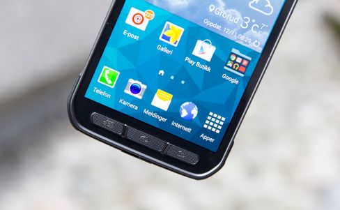 På Galaxy S5 Active er det fysiske knapper som dominerer rundt skjermen.